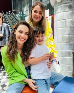 Yağmur Tanrisevsin Instagram - Çocuklar için en özel, en güzel günde onlarla buluşmak ve onlar için bir şeyler yapmayı çok seviyorum. ✨🥳
Her çocuğun içindeki sanatçı ile tanışmak , karşılaşmak benim için çok heyecan verici…🤍

Görme engelli çocuklar yararına her yıl düzenlenen bu etkinlikte; benim de küçücük bir katkım olduysa ne mutlu.🙏

Tüm çocukların ve içindeki çocuğu koruyanların bayramı 23 Nisan; hep böyle özel böyle çoşku dolu olsun! 🇹🇷