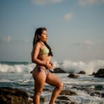 Yalitza Aparicio Instagram - Cada vez que tengo este tipo de fotos, me da pena compartirlas, por comentarios que surgen ...pero siempre hablo de amor propio..y la verdad es que me amo tal como soy 😍😍. Además, soy la versión más joven, del resto de mi vida. . . . #amorpropio PD. No hemos dejado las tlayudas 🤣... en Oaxaca es imposible dejar de comer. 📷 @alain.luna.fotografia