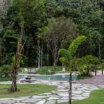 Yanna Lavigne Instagram - A @villacambuca nos recebeu de braços abertos para o 2º Retiro EVA e não poderíamos estar mais felizes com a escolha do lugar. Esse paraíso fica em Ubatuba/SP e comportou perfeitamente todas as vivências: piscina, queda d’água particular, lago, cantinho da fogueira e quartos aconchegantes fizeram toda a diferença para proporcionarmos a melhor experiência para as nossas EVAs. Um dos grandes presentes que recebemos foi a Lele, que nos recepcionou de forma acolhedora, fez uma comida vegana deliciosa e ainda nos encantou com a sua história forte e inspiradora. ✨ @villacambuca Ubatuba, Sao Paulo, Brazil