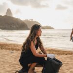 Yanna Lavigne Instagram - Já passou da hora de assumir a responsabilidade pelo nosso impacto ambiental. Repensar uma estratégia mais verde, pois todas as outras não funcionaram… Responsabilize-se pelo seu lixo deixado na praia e ao seu redor, para além disso, tudo o que você consome e precisa de descarte, o mundo não suporta nem comporta mais 🌊🚮 #ConsumoConsciente