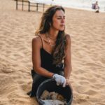 Yanna Lavigne Instagram - Já passou da hora de assumir a responsabilidade pelo nosso impacto ambiental. Repensar uma estratégia mais verde, pois todas as outras não funcionaram… Responsabilize-se pelo seu lixo deixado na praia e ao seu redor, para além disso, tudo o que você consome e precisa de descarte, o mundo não suporta nem comporta mais 🌊🚮 #ConsumoConsciente