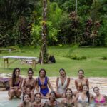 Yanna Lavigne Instagram - A @villacambuca nos recebeu de braços abertos para o 2º Retiro EVA e não poderíamos estar mais felizes com a escolha do lugar. Esse paraíso fica em Ubatuba/SP e comportou perfeitamente todas as vivências: piscina, queda d’água particular, lago, cantinho da fogueira e quartos aconchegantes fizeram toda a diferença para proporcionarmos a melhor experiência para as nossas EVAs. Um dos grandes presentes que recebemos foi a Lele, que nos recepcionou de forma acolhedora, fez uma comida vegana deliciosa e ainda nos encantou com a sua história forte e inspiradora. ✨ @villacambuca Ubatuba, Sao Paulo, Brazil