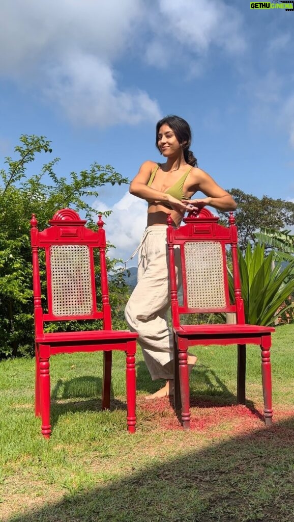 Yanna Lavigne Instagram - 2 cadeiras antigas, muitas possibilidades. Virou hobby mesmo ❣️ você também curte repaginar os móveis antigos!?