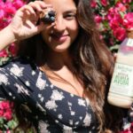 Yanna Lavigne Instagram - Hello amores da minha vida. To eu aqui depois de colher a fruta da estação com uma dica de receita maravilhosa com o leite de aveia @naturaloneoficial , que tem varias funções. Esse sabor original traz muita versatilidade. Como essa batida de amora com leite de aveia original. Saudável com uma textura cremosa deliciosa. Quer mais receita? Corre lá para os stories 🤍