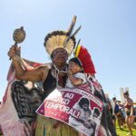 Yanna Lavigne Instagram - Mulheres bioma em defesa da biodiversidade pelas raízes ancestrais, essa foi a III Marcha das Mulheres Indígenas do Brasil. Mais de 8 mil mulheres indígenas coloriram o chão de Brasília com urucum e jenipapo, entoaram cantos de luta e resistência na defesa pela mãe terra. Vocês estiveram acompanhando esse grande ato das mulheres indígenas aqui pelo meu perfil, uma iniciativa da Articulação Nacional das Mulheres Indígenas guerreiras da Ancestralidade ANMIGA @anmigaorg Apoie a luta indígena Demarcação já Siga @anmigaorg nas redes sociais e fortaleça a luta das mulheres indígenas. Fotos: Cobertura Colaborativa | ANMIGA #3MarchadasMulheresIndígenas #MulheresBiomas #IIIMarcha23 #Biodiversidade #MulheresBiomas #MulheresSementes #MulheresTerra #MulheresRaízes