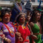 Yanna Lavigne Instagram - Mulheres bioma em defesa da biodiversidade pelas raízes ancestrais, essa foi a III Marcha das Mulheres Indígenas do Brasil. Mais de 8 mil mulheres indígenas coloriram o chão de Brasília com urucum e jenipapo, entoaram cantos de luta e resistência na defesa pela mãe terra. Vocês estiveram acompanhando esse grande ato das mulheres indígenas aqui pelo meu perfil, uma iniciativa da Articulação Nacional das Mulheres Indígenas guerreiras da Ancestralidade ANMIGA @anmigaorg Apoie a luta indígena Demarcação já Siga @anmigaorg nas redes sociais e fortaleça a luta das mulheres indígenas. Fotos: Cobertura Colaborativa | ANMIGA #3MarchadasMulheresIndígenas #MulheresBiomas #IIIMarcha23 #Biodiversidade #MulheresBiomas #MulheresSementes #MulheresTerra #MulheresRaízes