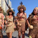 Yanna Lavigne Instagram - Mulheres bioma em defesa da biodiversidade pelas raízes ancestrais, essa foi a III Marcha das Mulheres Indígenas do Brasil. Mais de 8 mil mulheres indígenas coloriram o chão de Brasília com urucum e jenipapo, entoaram cantos de luta e resistência na defesa pela mãe terra. Vocês estiveram acompanhando esse grande ato das mulheres indígenas aqui pelo meu perfil, uma iniciativa da Articulação Nacional das Mulheres Indígenas guerreiras da Ancestralidade ANMIGA @anmigaorg Apoie a luta indígena Demarcação já Siga @anmigaorg nas redes sociais e fortaleça a luta das mulheres indígenas. Fotos: Cobertura Colaborativa | ANMIGA #3MarchadasMulheresIndígenas #MulheresBiomas #IIIMarcha23 #Biodiversidade #MulheresBiomas #MulheresSementes #MulheresTerra #MulheresRaízes