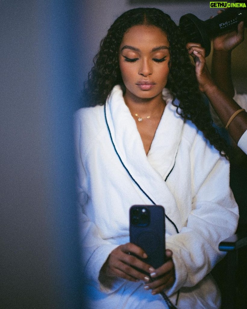 Yara Shahidi Instagram - Vogue World; one night in London | Thank you vogue, Ms. wintour, and @edward_enninful 🌹🌹 Face Luv @nikki_makeup Hair Luv @therealritabee Fit Luv @jasonbolden x @victoriabeckham 📸: @nas_abraham #vogueworld #victoriabeckham