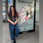Yasemin Sakallıoğlu Instagram - Sarıp sarmaladığınız , daha ilk ayında ülke genelinde en çok satılan romanlarda ilk 10’a girmesini sağladığınız romanımla ilgili yakında size güzel bir sürprizim olacak💗 Bana evinizi açtığınız için size yüz kere , bin kere teşekkür ederim💗