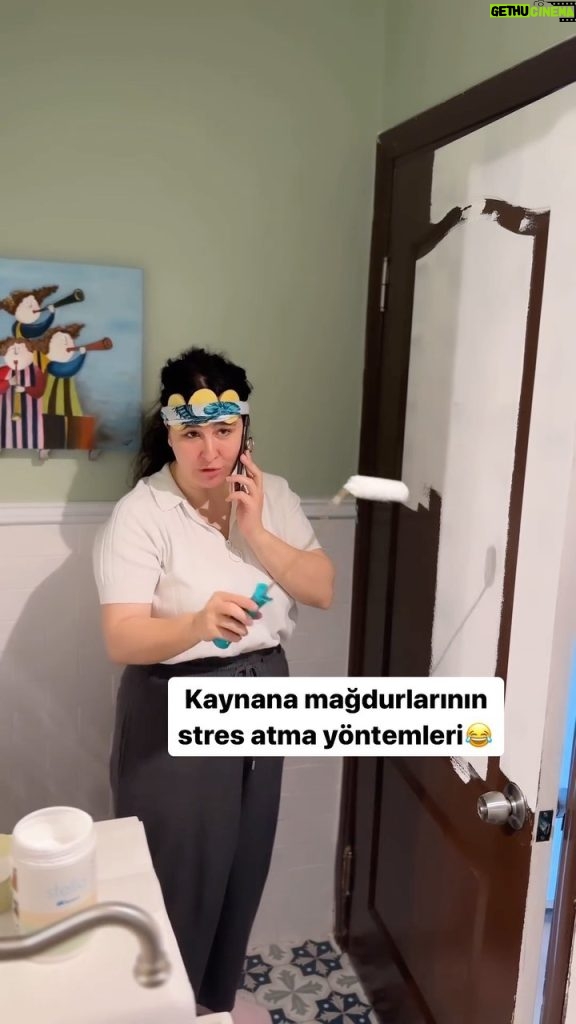 Yasemin Sakallıoğlu Instagram - Her türlü stres için seans niyetine 1 kutu @biancaboya öneriyoruz😂 #isbirligi