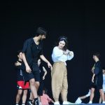 Yasemin Sakallıoğlu Instagram - İşime aşığım. Çünkü işim bana bana biçilen, yakıştırılan, sınırlandırılan hayata bir baş kaldırı imkanı sundu. Bedelini ödediğim yılların üzerine örtmeye çalıştığım bir beyaz çarşaftır mizahım. 18 Ağustos akşamı Harbiye’de o çarşafı yeniden yıkayıp, ütüleyip onu sizin karşınıza siyah bir tiyatro perdesi olarak çıkaracağım. Ben bir kadın hayal ettim ve siz o kadını gördünüz, sevmek istediniz. Sayenizde ben de kendimi sevmeye çalıştım. Hala daha çalışıyorum. Ve hep çalışacağım. Ama gülerek en çokta güldürerek. 18 Ağustos akşamına ve bundan sonraki tüm akşamlarıma şimdiden hoşgeldiniz❤️