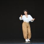 Yasemin Sakallıoğlu Instagram - İşime aşığım. Çünkü işim bana bana biçilen, yakıştırılan, sınırlandırılan hayata bir baş kaldırı imkanı sundu. Bedelini ödediğim yılların üzerine örtmeye çalıştığım bir beyaz çarşaftır mizahım. 18 Ağustos akşamı Harbiye’de o çarşafı yeniden yıkayıp, ütüleyip onu sizin karşınıza siyah bir tiyatro perdesi olarak çıkaracağım. Ben bir kadın hayal ettim ve siz o kadını gördünüz, sevmek istediniz. Sayenizde ben de kendimi sevmeye çalıştım. Hala daha çalışıyorum. Ve hep çalışacağım. Ama gülerek en çokta güldürerek. 18 Ağustos akşamına ve bundan sonraki tüm akşamlarıma şimdiden hoşgeldiniz❤️