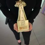 Yasemin Sakallıoğlu Instagram - Yılın Mimar Sinan’ı ödülü❤️ Aklına geldiğim herkese minnettarım. O tatlı Z kuşakları hepinizi kucakladım sayın❤️ Ben yine ciddi konuşamadım ama olsun be hayat bahçeleri😂❤️