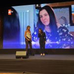 Yasemin Sakallıoğlu Instagram - Yılın Mimar Sinan’ı ödülü❤️ Aklına geldiğim herkese minnettarım. O tatlı Z kuşakları hepinizi kucakladım sayın❤️ Ben yine ciddi konuşamadım ama olsun be hayat bahçeleri😂❤️