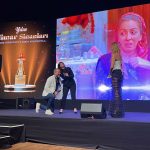 Yasemin Sakallıoğlu Instagram - Yılın Mimar Sinan’ı ödülü❤️ Aklına geldiğim herkese minnettarım. O tatlı Z kuşakları hepinizi kucakladım sayın❤️ Ben yine ciddi konuşamadım ama olsun be hayat bahçeleri😂❤️