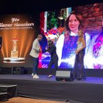 Yasemin Sakallıoğlu Instagram - Yılın Mimar Sinan’ı ödülü❤️ Aklına geldiğim herkese minnettarım. O tatlı Z kuşakları hepinizi kucakladım sayın❤️ Ben yine ciddi konuşamadım ama olsun be hayat bahçeleri😂❤️