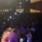 Yasemin Sakallıoğlu Instagram - Son fotoğrafa bakıp Amsterdam yolculuğumuzun özetini görebilirsiniz💗 İlk yarıyı ağlarken akan makyajımla oynamışım. Bir komedyen gösterisinin başında ağlar mı? Ağlarmış. Sizin gibi seyirci mutluluktan ağlatırmış. Ben de sayenizde öğrenmiş oldum. Daha neler öğreneceğiz birbirimizden kim bilir. Bu daha başlangıç. Her nerede seyircim varsa dijitalde, salonda, kitap okuyanıyla , bana dua edeniyle hepinizle bir yerlerde kavuşmak nasip olsun💗