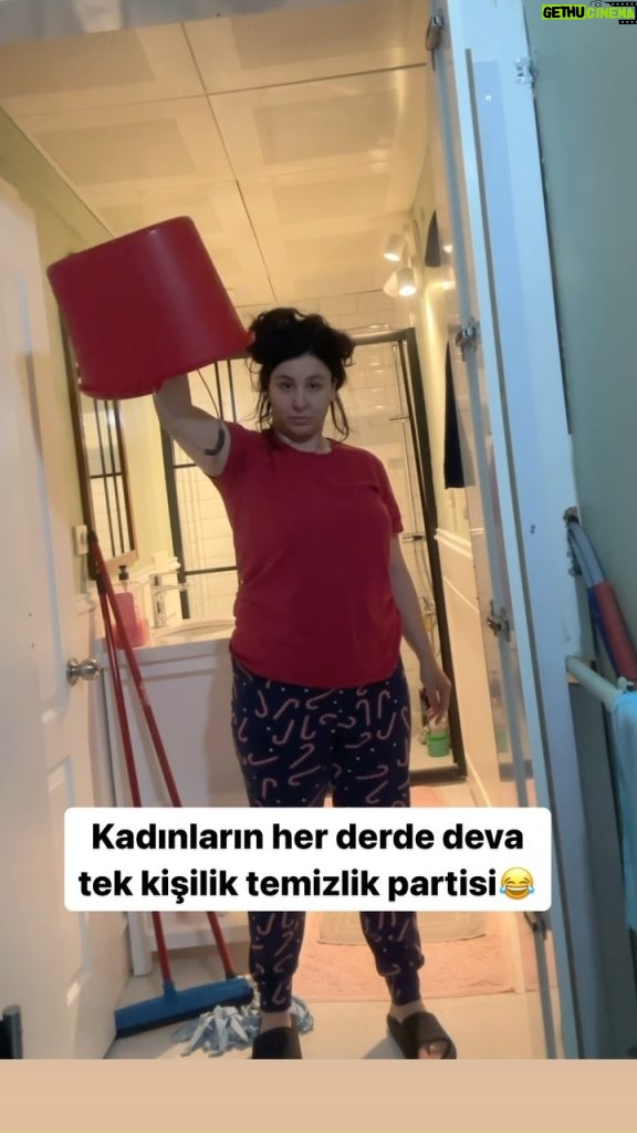 Yasemin Sakallıoğlu Instagram - Çocuklar okula gittiyse parti başlasın😂