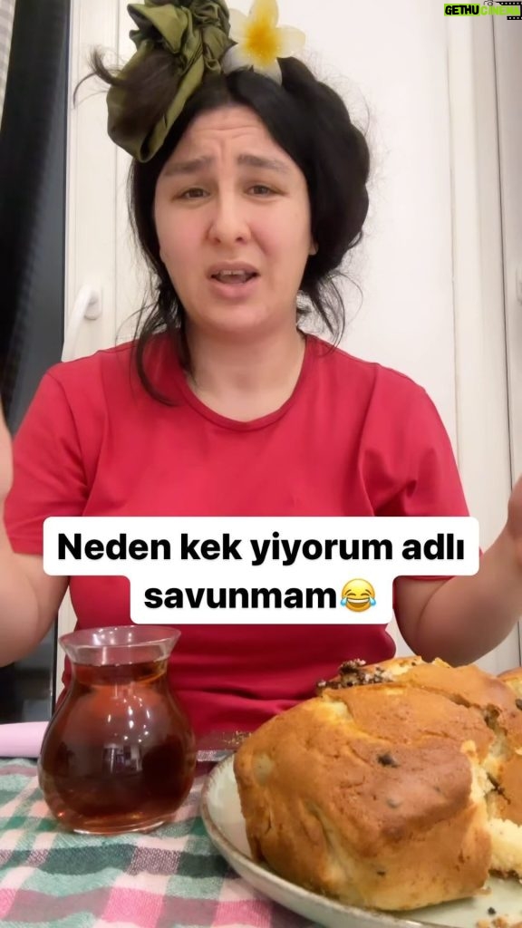 Yasemin Sakallıoğlu Instagram - Terapilere para yetmiyor guzum kekten devam😂