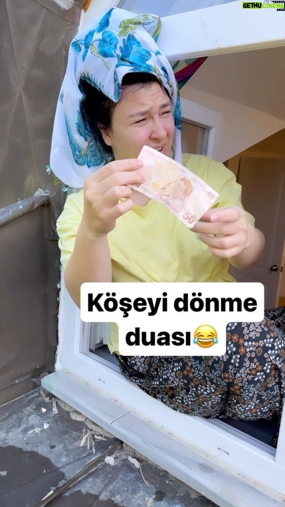 Yasemin Sakallıoğlu Instagram - Her amin banka hesabınızda şok etkisi yaratacaktır😀