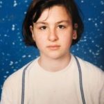 Yasemin Sakallıoğlu Instagram - İlkokula başlayacaktım koştur koştur annem beni mahalle arasında bir fotoğrafçıya götürdü. Az biraz ailemden uzak kalmak zorunda olduğumdan çok mutlu bir çocukluk geçirmedim ama mutlu olmanın yolunu bulmayı denedim mesela. Okumayı çok çabuk öğrendim ama çarpım tablosu hala aklımda değil. Asla öğrenemedim. Hayatım boyunca sözel derslerde çok başarılı sayısal derslerde çok başarısızdım. Annem beni devamlı akrabamızın kızıyla kıyaslardı. Bende ona beni devamlı başkalarıyla kıyaslama diye hayıflanırdım. Başka bir akrabamız da kızını yolda 6 tane zayıf getirdi diye hırpalamıştı. Çocuk zihnimle eve gidip aynanın karşısına geçip karadeniz şivesiyle konuşarak yastığı hırpalayıp gördüğüm o manzarayı ayna karşısında tekrar etmiştim. Ben teşekkür almıştım abim takdir alan akrabamızın kızına harçlık vermiş bana da sende takdir alsaydın demişti. Dedim ya ben geride kalandım hep. Görünürde geride ama içimde fazla ileride. Baktığım yerde hem yaşıtlarımdan hem büyüklerimden farklı şeyler gördüm hep. Bu nedenle kimsenin benden fazla yüksek not alması beni üzmedi. Beni hep bana inanılmaması üzüyordu o da bugün benim kendime fazla inanmama sebep oldu. Çocukluğumda hissettiğim o güven boşluğu bugün hem bana güvenen ailem hem de 4 milyon 800 bin kişiyle doldu💗 Çocuklarınızı hırpalamayın olur mu? Arkadaşınızın çocuğunun aldığı not o aileyi mutlu ederken sizin evi mutsuz etmesin. Yıldız Tilbe’nin şarkısı geldi aklıma “başkalarındaki o aşk bizi mutlu eder mi? bizi ayırmaya yeter mi?” Bencede yetmesin. Kıyaslamalar eldeki bağdan etmesin. Belki sizin tohumun tarlası farklıdır. Başka tohumla aynı yere ekilmesin🌹
