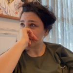 Yasemin Sakallıoğlu Instagram - 1.5 saat yürüdükten sonra bafra pidesi yiyince ben😂