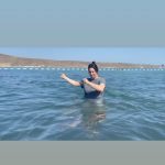 Yasemin Sakallıoğlu Instagram - Denizle olan asil ilişkim😂