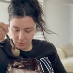 Yasemin Sakallıoğlu Instagram - Tatlı yerken muhakkak yapılan iç hesaplaşma😂 #challenge