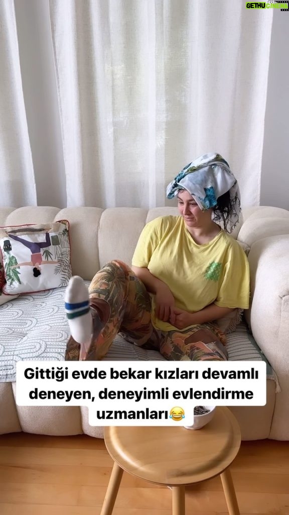 Yasemin Sakallıoğlu Instagram - Yürüyen evlendirme daireleri😂