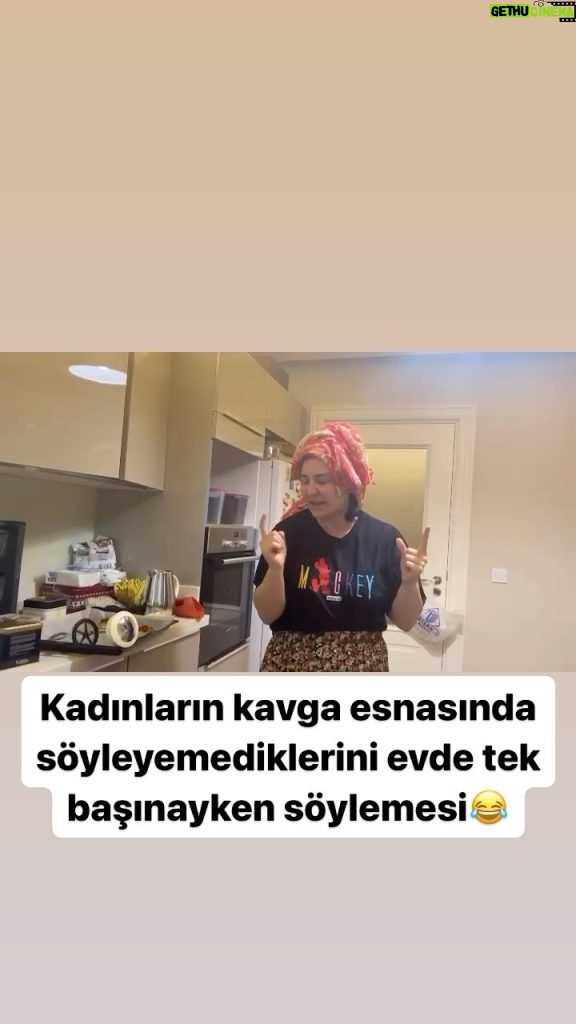 Yasemin Sakallıoğlu Instagram - Kadınların tek kişilik kavgaları😂