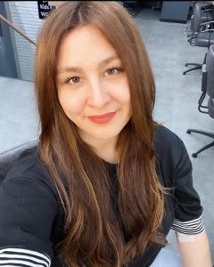 Yasemin Sakallıoğlu Instagram - Lütfen beğen hayat bahçesi. Ben bu saç için çok bedel ödedim😂