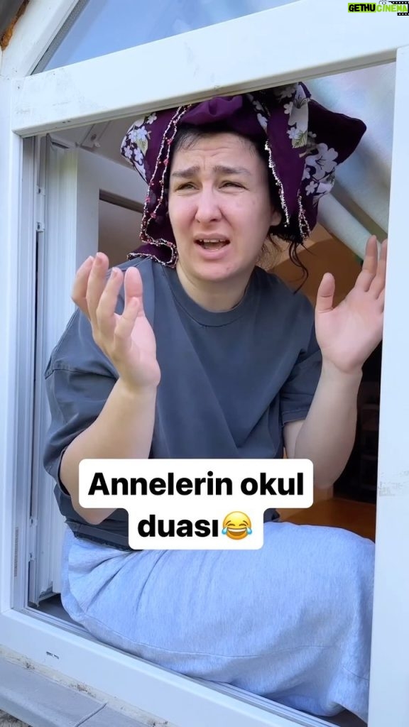 Yasemin Sakallıoğlu Instagram - Her amin evladınızı bilim insanı seviyesine ulaştıracaktır😂