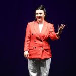 Yasemin Sakallıoğlu Instagram - Bilenler bilir Harbiye sahnesi benim hayalimdi ve 16 Eylül Perşembe akşamı saat 21:00’de ben sizi Harbiye sahnesinde yüreğim dopdolu bir şekilde bekleyeceğim. Biletler için biyografimdeki linke tıklayabilir şimdiden yerinizi alabilirsiniz. Sizi seviyorum inanın bana çok seviyorum❤️