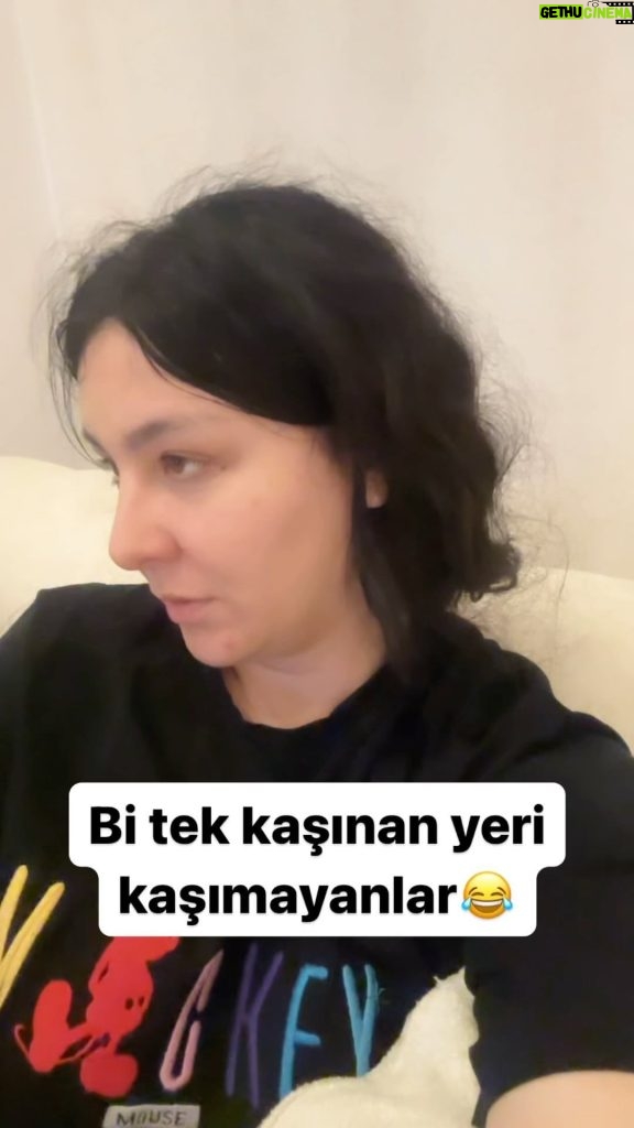 Yasemin Sakallıoğlu Instagram - Asla gönlünce kaşınamayanlar😂