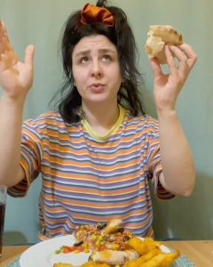 Yasemin Sakallıoğlu Instagram - Sofra duası😂 Her “amin” -3 kg 😂 #challenge