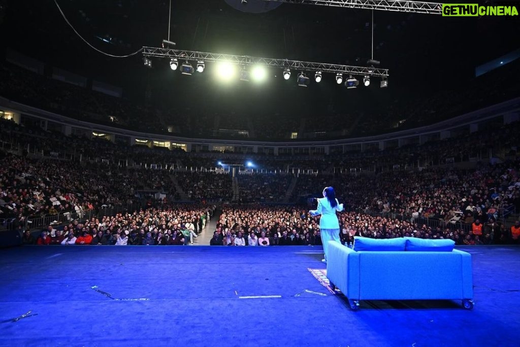 Yasemin Sakallıoğlu Instagram - Dün akşam kiminizin yaşıtı, kiminizin ablası, kiminizin kardeşi, evladıydım. Beni evinizden bildiniz ve kocaman bir eve doluştuk sizinle. Bize “biz” olmak kadar yakışan başka bir şey yok. Şimdi sırada başka hedefler var. Söz veriyorum her defasında daha çok çalışacak, daha çok kalabalıklaşacağız. Sırada neresi mi var? Haydi tahmin edin. Sizce bir kaç ay sonra nerede toplanırız? Sizce biz durur muyuz? Durmayız❤️ Yeni rekora çok az kaldı😂 Yamuk dişliniz siz ona inandıkça koşmaya devam edecek👊