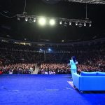 Yasemin Sakallıoğlu Instagram - Dün akşam kiminizin yaşıtı, kiminizin ablası, kiminizin kardeşi, evladıydım. Beni evinizden bildiniz ve kocaman bir eve doluştuk sizinle. Bize “biz” olmak kadar yakışan başka bir şey yok. Şimdi sırada başka hedefler var. Söz veriyorum her defasında daha çok çalışacak, daha çok kalabalıklaşacağız. Sırada neresi mi var? Haydi tahmin edin. Sizce bir kaç ay sonra nerede toplanırız? Sizce biz durur muyuz? Durmayız❤️ Yeni rekora çok az kaldı😂 Yamuk dişliniz siz ona inandıkça koşmaya devam edecek👊