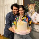 Yasemin Sakallıoğlu Instagram - Sevgili eşim beni nasıl tarif etmişse bana böyle bir pasta yapmışlar😂 Neyse pastadaki kadın ve ben iyi ki doğmuşuz😂 22 Nisan’da doğdum ama sürprizi anlamayayım diye bu gece kutlamış. Pastayı getirecek adamla da yanımda konuştu. Her şeyi o kadar belli etti ki anlamamam için komada olmam lazımdı😂