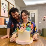 Yasemin Sakallıoğlu Instagram - Sevgili eşim beni nasıl tarif etmişse bana böyle bir pasta yapmışlar😂 Neyse pastadaki kadın ve ben iyi ki doğmuşuz😂 22 Nisan’da doğdum ama sürprizi anlamayayım diye bu gece kutlamış. Pastayı getirecek adamla da yanımda konuştu. Her şeyi o kadar belli etti ki anlamamam için komada olmam lazımdı😂
