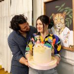 Yasemin Sakallıoğlu Instagram - Sevgili eşim beni nasıl tarif etmişse bana böyle bir pasta yapmışlar😂 Neyse pastadaki kadın ve ben iyi ki doğmuşuz😂 22 Nisan’da doğdum ama sürprizi anlamayayım diye bu gece kutlamış. Pastayı getirecek adamla da yanımda konuştu. Her şeyi o kadar belli etti ki anlamamam için komada olmam lazımdı😂