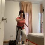 Yasemin Sakallıoğlu Instagram - Evden çıkmadan formda kalanların videosu😂