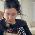 Yasemin Sakallıoğlu Instagram - Tatlı yerken muhakkak yapılan iç hesaplaşma😂
