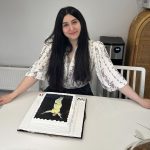 Yasemin Sakallıoğlu Instagram - Bugün benim doğum günüm ve çok güzel bir haber aldım bugün🌹Biletix’den gelen rapora göre 2022 yılında Biletix üzerinden satılan stand-up biletlerinde en çok bilet alınan stand-up gösterisi Doğru Koca Nasıl Seçilir olmuş. Sanırım bana doğum günümde daha güzel bir hediye veremezdiniz. Başta eşime, bana en başından beri inanan yapımcım Necati Akpınar’a ve tüm Bkm ekibine amaaaaaa en çok da beni o salonlarda yalnız bırakmayıp beraber güldüğümüz siz seyircilerime sonsuz teşekkür ederim. Bize bundan sonra daha da fazla gülmek yakışır be mizah spor kulübüm⭐️ Türkiye kadın stand-up’çısına sahip çıktı❤️