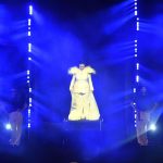 Yasemin Sakallıoğlu Instagram - Dün akşam kiminizin yaşıtı, kiminizin ablası, kiminizin kardeşi, evladıydım. Beni evinizden bildiniz ve kocaman bir eve doluştuk sizinle. Bize “biz” olmak kadar yakışan başka bir şey yok. Şimdi sırada başka hedefler var. Söz veriyorum her defasında daha çok çalışacak, daha çok kalabalıklaşacağız. Sırada neresi mi var? Haydi tahmin edin. Sizce bir kaç ay sonra nerede toplanırız? Sizce biz durur muyuz? Durmayız❤️ Yeni rekora çok az kaldı😂 Yamuk dişliniz siz ona inandıkça koşmaya devam edecek👊