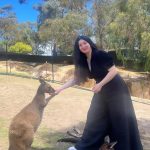Yasemin Sakallıoğlu Instagram – Koala var, kanguru var. Her şey var bavullarım yok. Ama hayat yine de devam ediyo😂 Ballarat Wildlife Park