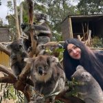 Yasemin Sakallıoğlu Instagram – Koala var, kanguru var. Her şey var bavullarım yok. Ama hayat yine de devam ediyo😂 Ballarat Wildlife Park