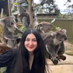 Yasemin Sakallıoğlu Instagram – Koala var, kanguru var. Her şey var bavullarım yok. Ama hayat yine de devam ediyo😂 Ballarat Wildlife Park