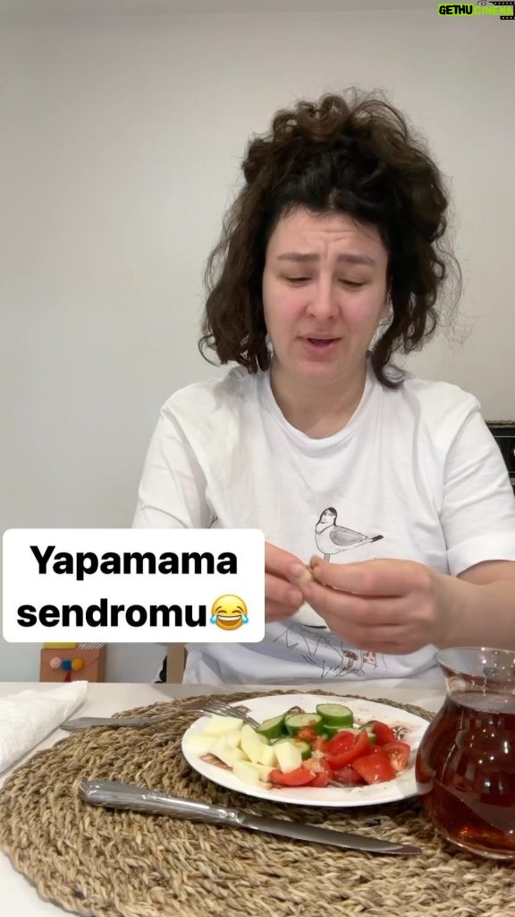 Yasemin Sakallıoğlu Instagram - Düzgün karakter sendromu yaşayanların videosu😂
