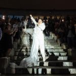 Yasemin Sakallıoğlu Instagram - Bunların hepsinin gerçekleşmesi için son fotoğraftakinin olması gerekiyor. Bir de senin hayaline senin kadar sahip çıkacak insanlar. Kim mi onlar? Her gösteride kalbi benimle atan @bkmonline ❤️ Her defasında yorgunluktan yere düştüğümde beni kaldırıp tekrar dans ettiren ve benim hayalimi her defasında büyüten @omeryesilbas ve o muhteşem ekibi ❤️ Çoğu kez onu dinlemeyip yine olayı sadeleştirsem de beni en iyi halime ulaştıran @studiotayfunkaba Yüzümün ahengi @serhatsenn Dansçılarımı bana kelebek gibi gösteren @gulchencelik Bana bu anları anıya dönüştüren @metinkuscu 🌹 Ve bu süreçlerin her birinde benim onca stresimi sarıp sarmalayan, fikirlerimi çoğaltan, etrafıma sabırdan duvar örüp beni destekleyen yol arkadaşım @burakyirtar