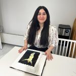 Yasemin Sakallıoğlu Instagram - Bugün benim doğum günüm ve çok güzel bir haber aldım bugün🌹Biletix’den gelen rapora göre 2022 yılında Biletix üzerinden satılan stand-up biletlerinde en çok bilet alınan stand-up gösterisi Doğru Koca Nasıl Seçilir olmuş. Sanırım bana doğum günümde daha güzel bir hediye veremezdiniz. Başta eşime, bana en başından beri inanan yapımcım Necati Akpınar’a ve tüm Bkm ekibine amaaaaaa en çok da beni o salonlarda yalnız bırakmayıp beraber güldüğümüz siz seyircilerime sonsuz teşekkür ederim. Bize bundan sonra daha da fazla gülmek yakışır be mizah spor kulübüm⭐️ Türkiye kadın stand-up’çısına sahip çıktı❤️